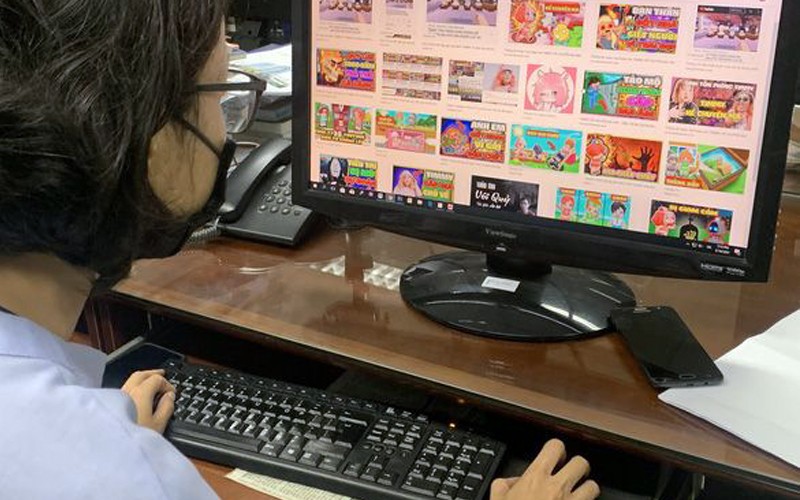Nhiều k&ecirc;nh video, trang web ... đăng tải c&aacute;c nội dung phản cảm, kh&ocirc;ng ph&ugrave; hợp với trẻ em.