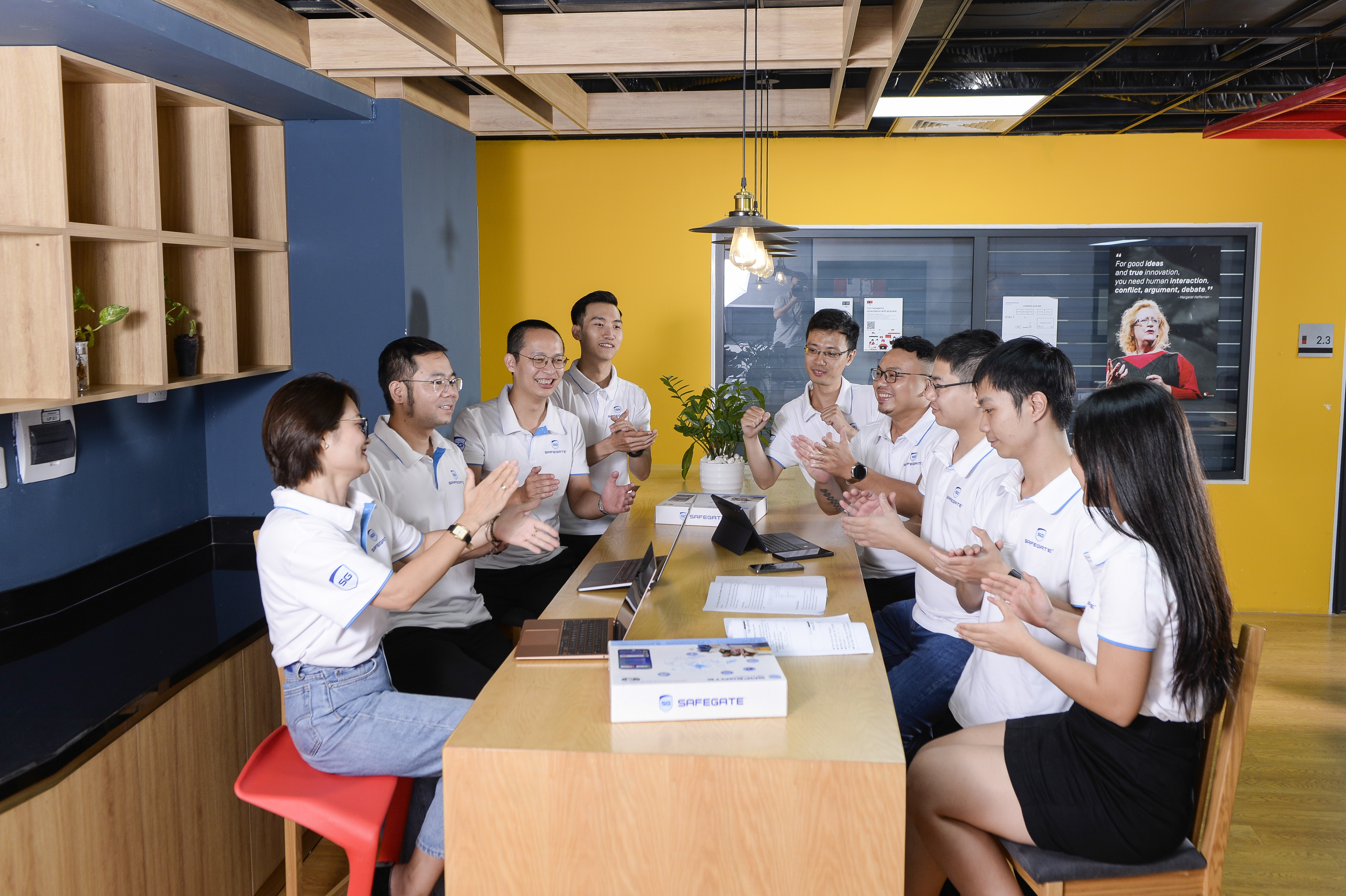 Đội ngũ nhân sự